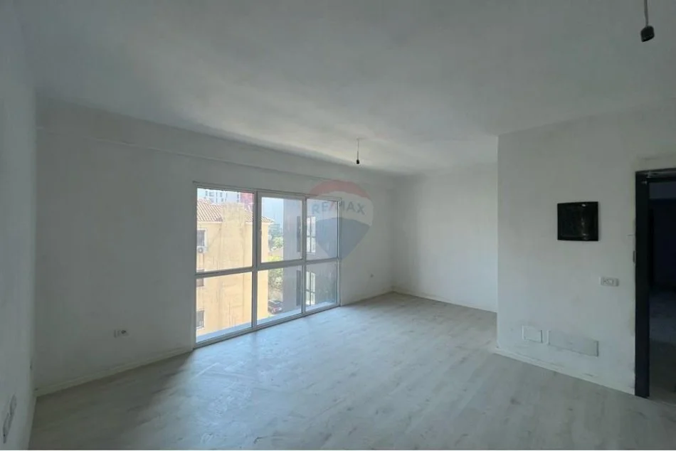 Tirane, shitet apartament 2+1 Kati 3, 103 m² 160.000 € (Emerald Center - Rruga e Dibrës)