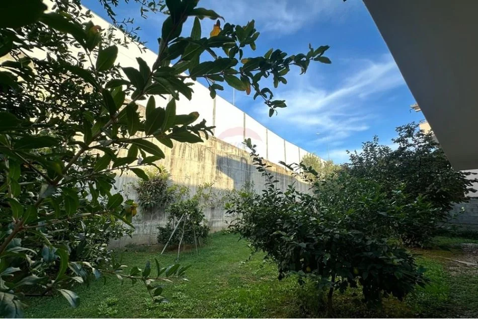 Tirane, jepet me qera Vile 2 Katshe , 310 m² 16.000 € (Sauk - Tiranë)