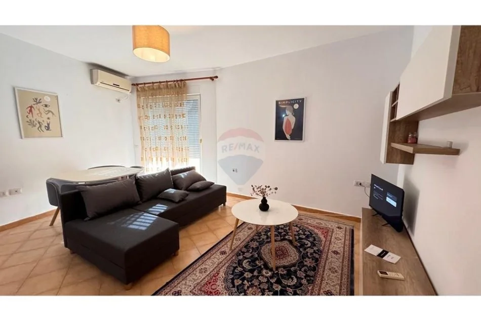Tirane, jepet me qera apartament 1+1 , 70 m² 600 € (Apartament 1+1 per qira prane Air Albania Stadium)