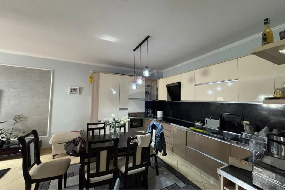 Tirane, jepet me qera apartament 2+1 Kati 7, 107 m² 520 € (Astir - Unaza e Re)