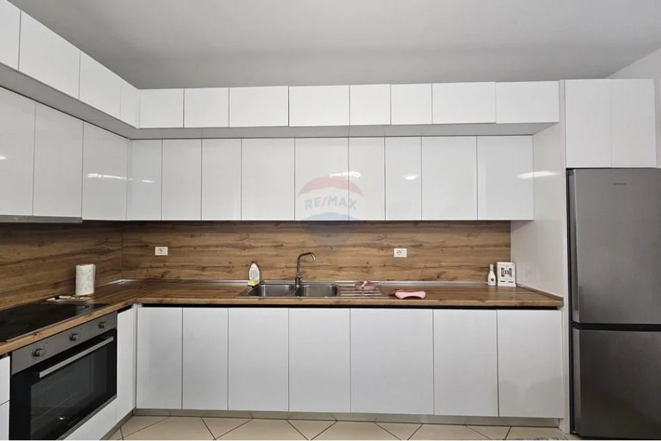 Tirane, jepet me qera apartament 2+1 , 94 m² 800 € (Pazari i Ri - Hoxha Tahsim,)