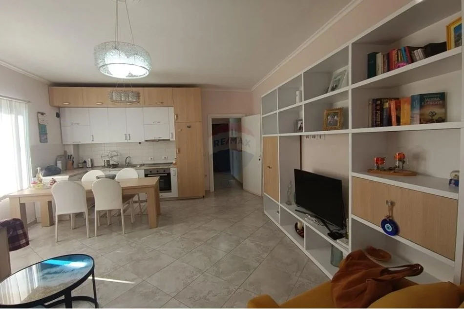 Tirane, jepet me qera apartament 1+1 Kati 2, 88 m² 380 € (Fresku)