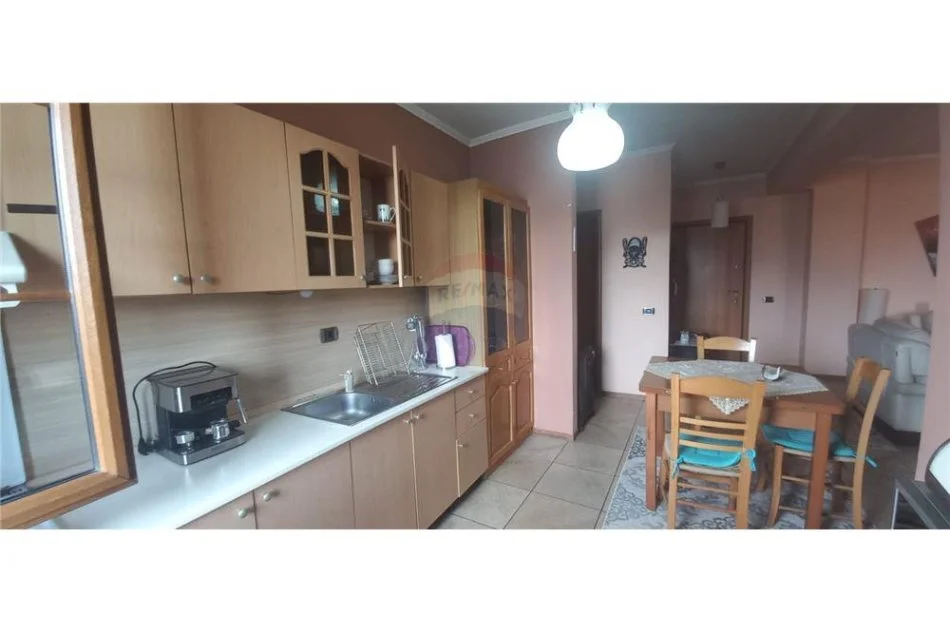 Tirane, jepet me qera apartament 1+1 , 102 m² 550 € (Qender - Rruga Mine Peza)
