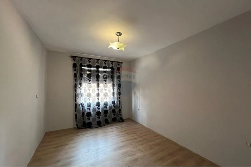 Tirane, jepet me qera 3+1 , 450 € (Bllok)