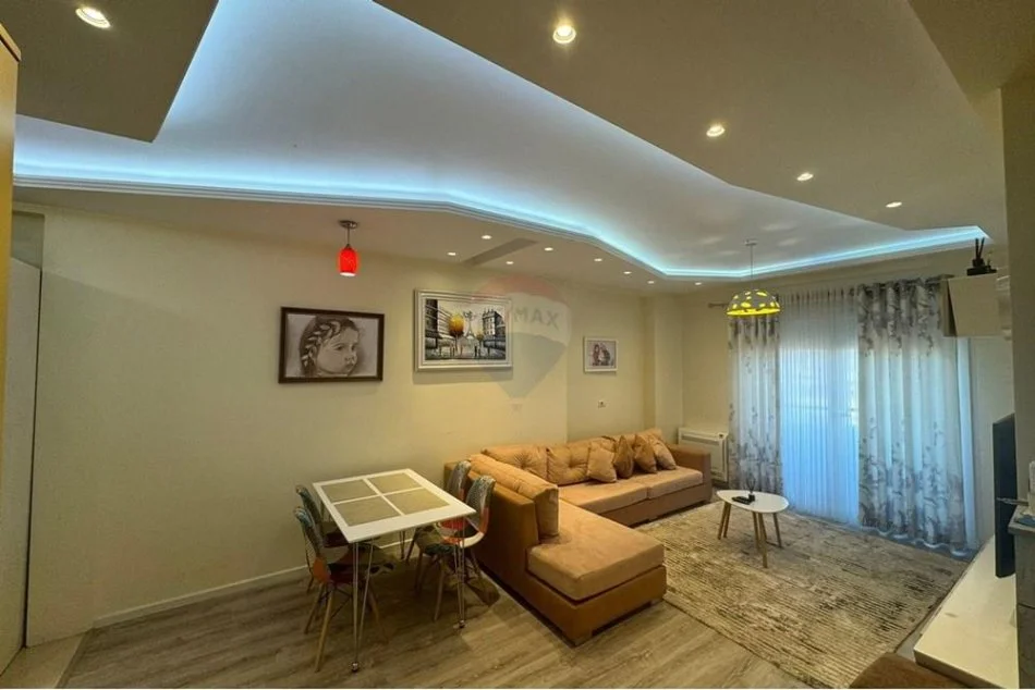 Tirane, jepet me qera apartament 1+1+Aneks+Ballkon , 78 m² 750 € (Prane Kristal Center - Komuna e Parisit)