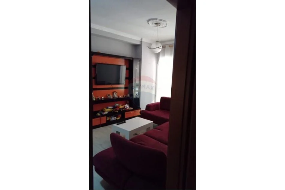 Tirane, jepet me qera apartament 1+1 , 55 m² 400 € (Astir)
