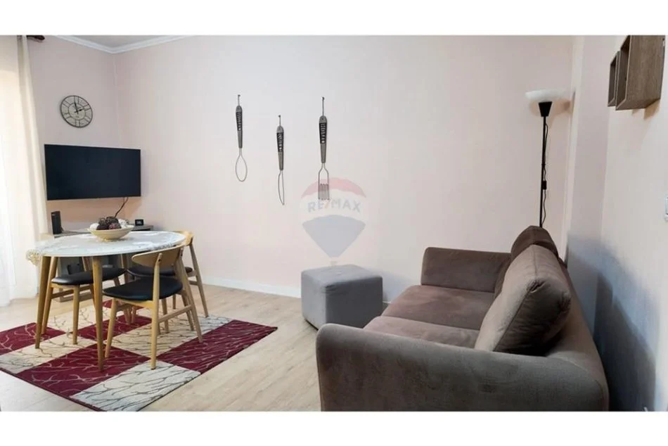 Tirane, jepet me qera apartament 2+1+Ballkon Kati 3, 80 m² 750 € (Mine Peza)