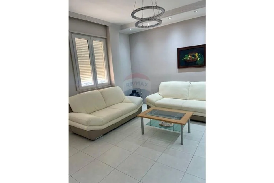 Tirane, jepet me qera apartament 2+1 Kati 7, 90 m² 650 € (Apartament 2+1+2 tek ish tregu elektrik)