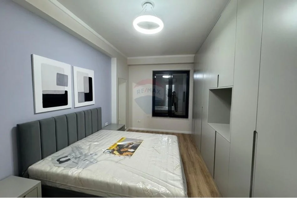 Tirane, jepet me qera apartament 2+1 Kati 4, 90 m² 650 € (APARTAMENT 2+1+2 ME QIRA TEK BULEVARDIT E RI!)