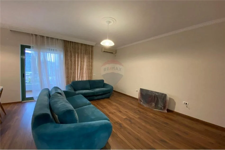 Tirane, jepet me qera 2+1+Ballkon Kati 10, 96 m² 1.300 € (Bllok - Libri Universitar, Shqipëri)