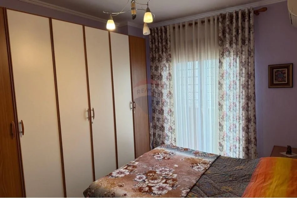 Tirane, jepet me qera apartament 1+1 , 800 € (Qender)