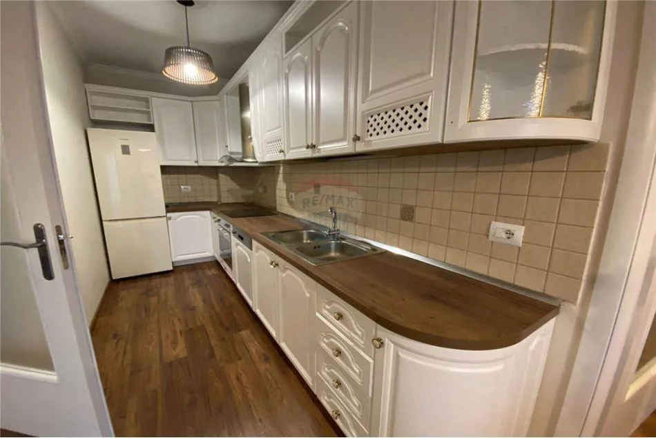 Tirane, jepet me qera apartament 2+1 , 1.300 € (Bllok)