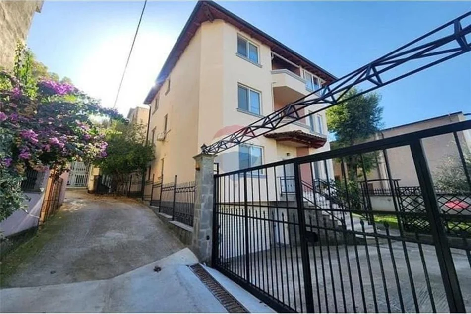 Tirane, jepet me qera apartament , 1.200 € (Vilat Amerikane)
