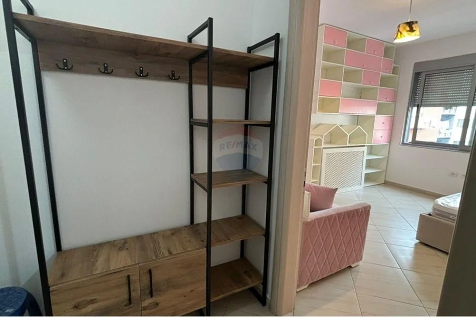 Tirane, jepet me qera apartament 2+1 , 450 € (Astir)