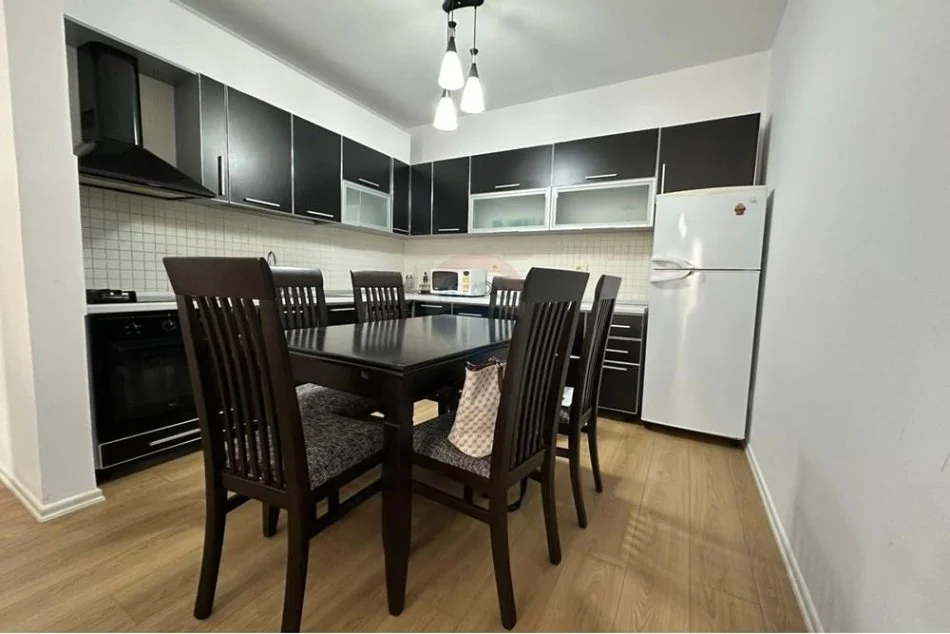 Tirane, jepet me qera apartament 2+1 , 800 € (Stadiumi Dinamo)