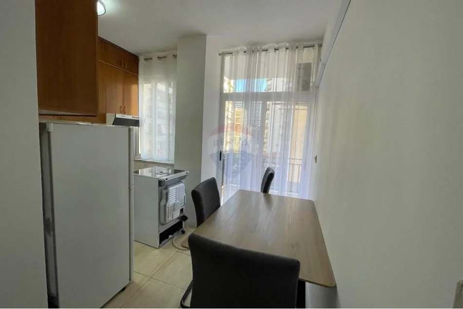 Tirane, jepet me qera apartament 1+1 , 680 € (Komuna e Parisit)