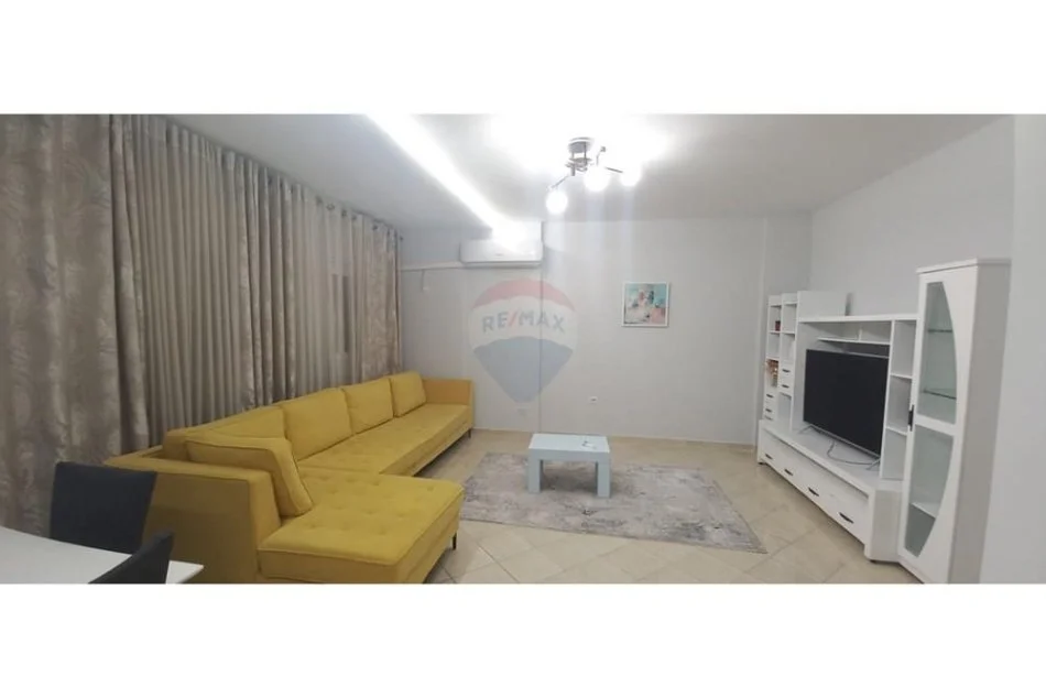 Tirane, jepet me qera apartament 2+1 , 650 € (Komuna e Parisit)