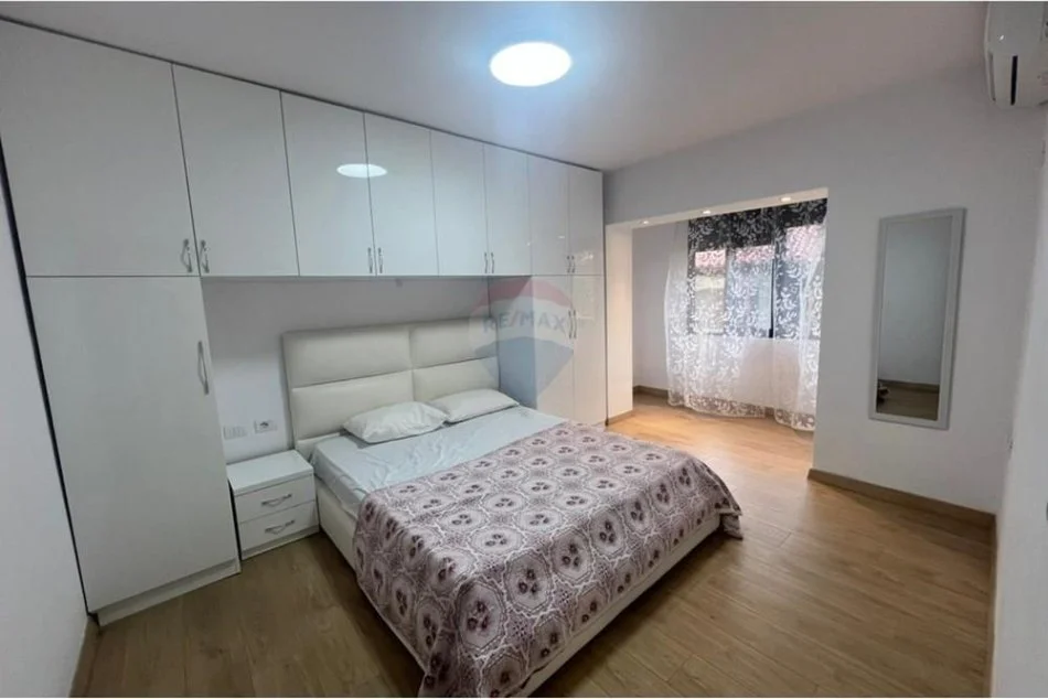 Tirane, jepet me qera apartament 1+1 , 650 € (Myslym Shyri)