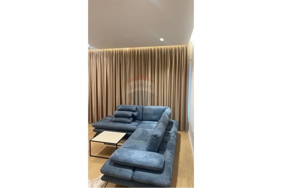 Tirane, jepet me qera apartament 2+1+Ballkon Kati 1, 160 m² 1.000 € (Kompleksi FZ)