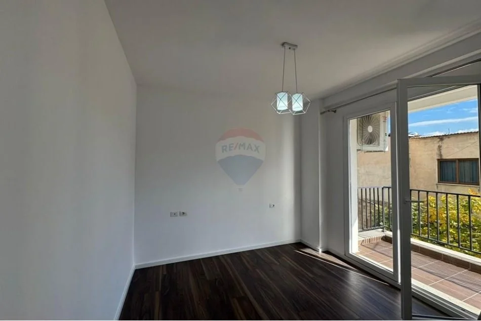 Tirane, jepet me qera apartament 2+1 , 550 € (Fusha e Aviacionit)
