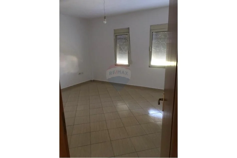 jepet me qera apartament 2+1 , 116 m² 600 € (Komuna e Parisit)