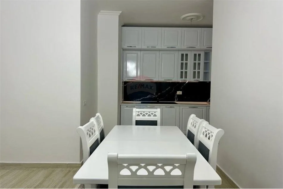 Tirane, jepet me qera apartament 2+1 , 600 € (Fusha e Aviacionit)
