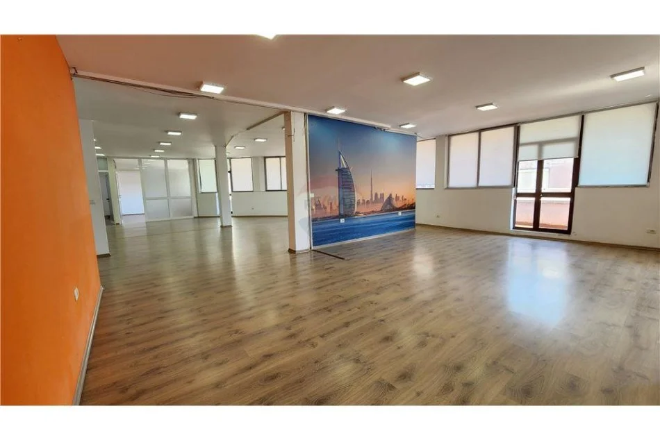 Tirane, jepet me qera ambjent biznesi Kati 8, 340 m² 3.400 € (Bllok, Rruga Ismail Qemali)