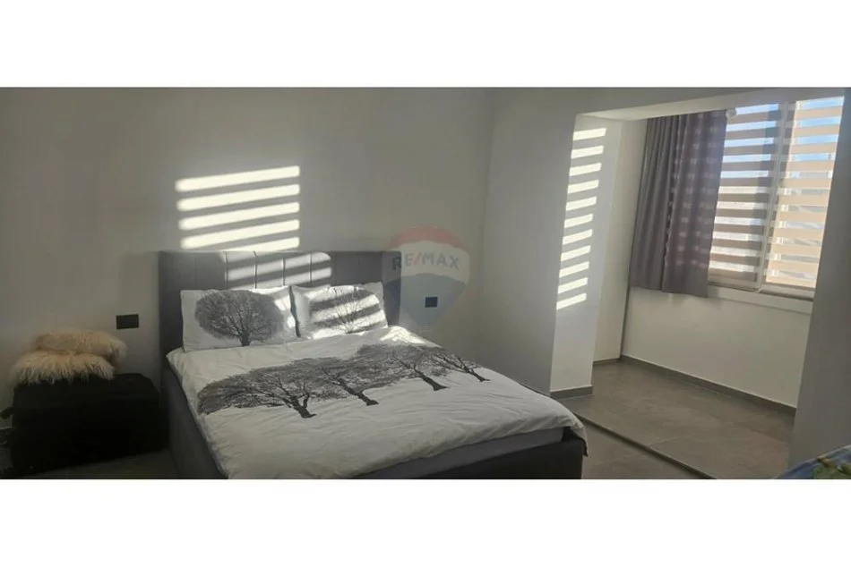Tirane, jepet me qera apartament 1+1 , 500 € (Kinostudio)