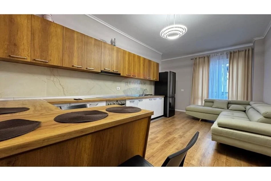 Tirane, jepet me qera apartament 1+1 , 420 € (Porcelan)
