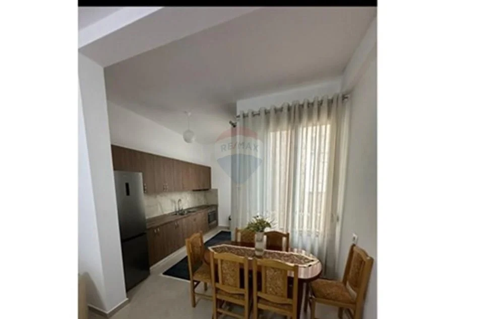 Tirane, jepet me qera apartament 1+1 , 350 € (Kinostudio)