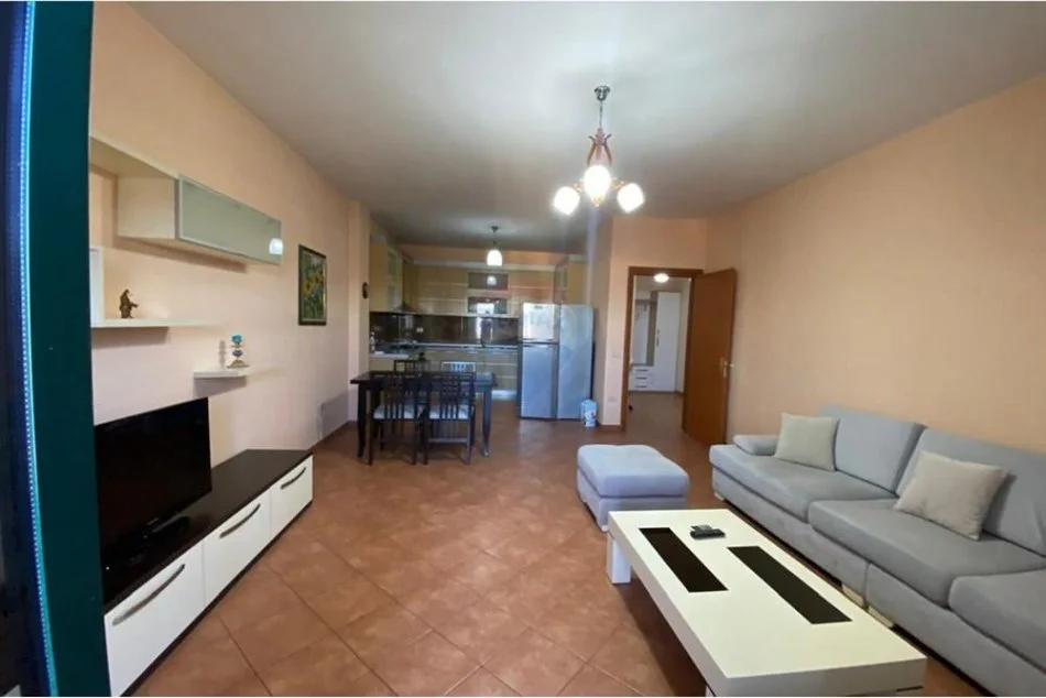 Tirane, jepet me qera apartament 2+1 , 800 € (abulevardi Zogu I)