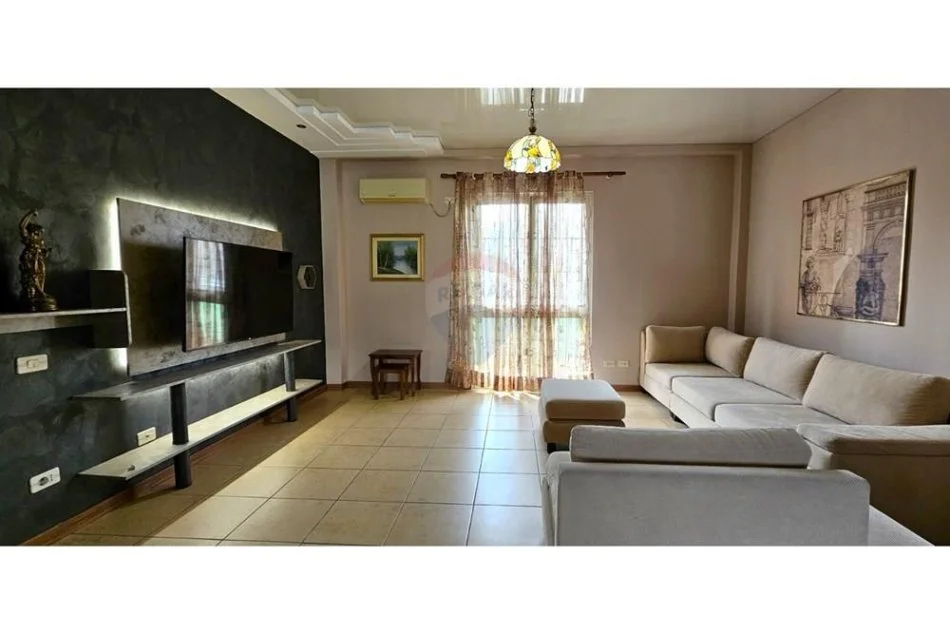 Tirane, jepet me qera apartament 2+1 , 160 m² 750 € (Qendër,)