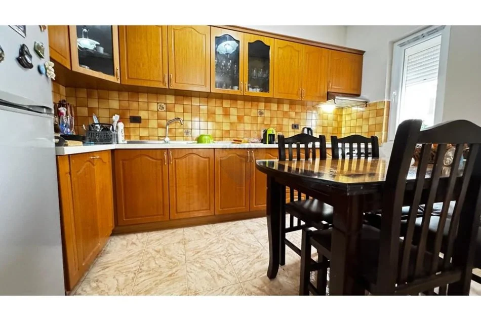 Tirane, jepet me qera apartament 2+1 , 500 € (Tregu Elektrik)