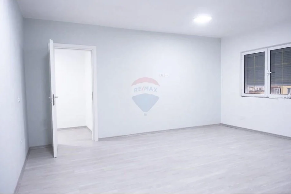Tirane, jepet me qera ambjent biznesi , 1.000 € (Sheshi Wilson)