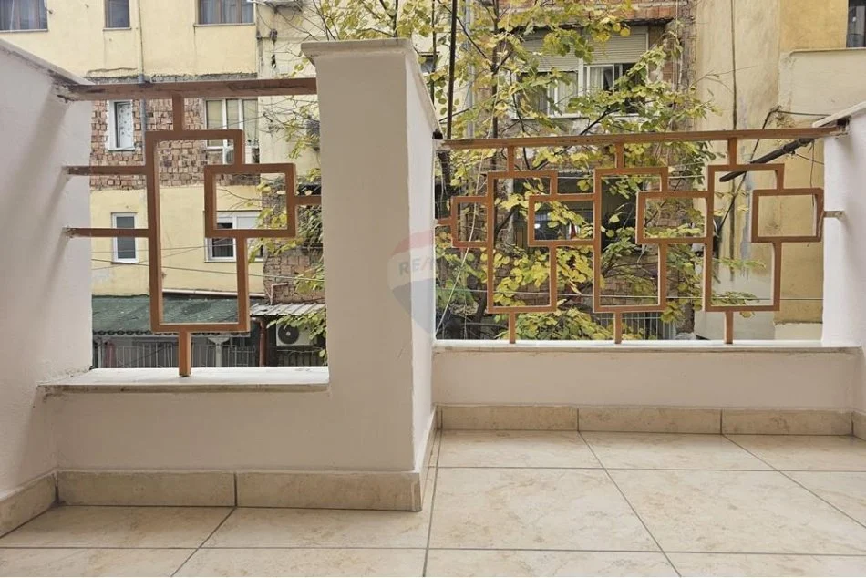 Tirane, jepet me qera apartament 2+1 , 800 € (Myslym Shyri)