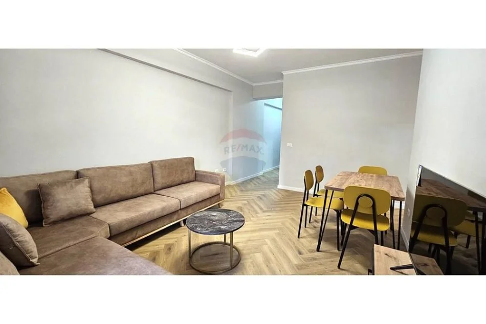 Tirane, jepet me qera apartament 1+1 Kati 3, 64 m² 700 € (Pazari i Ri)