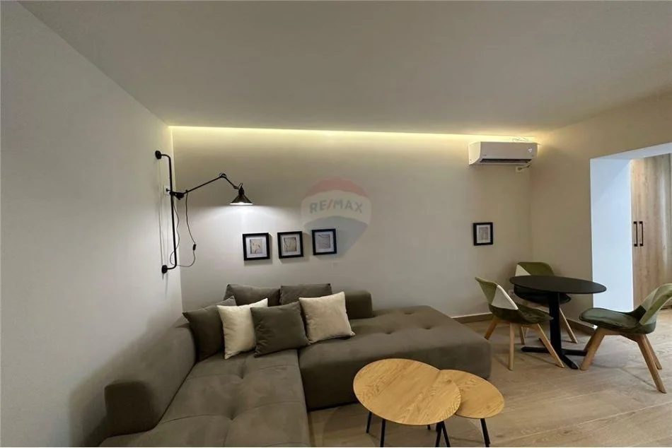 Tirane, jepet me qera apartament 1+1 , 550 € (Medreseja)