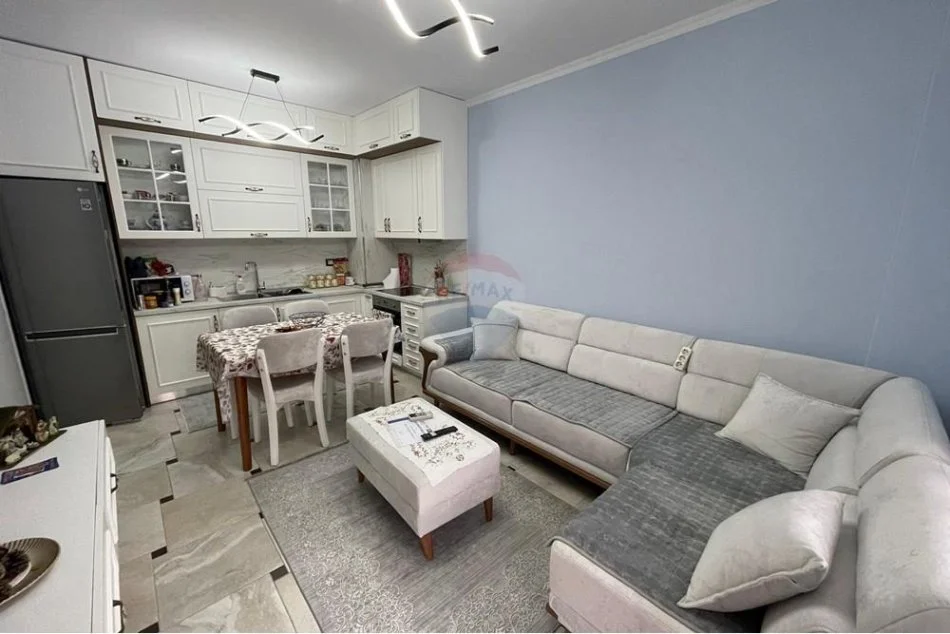 Tirane, jepet me qera apartament 1+1 , 550 € (Porcelan)