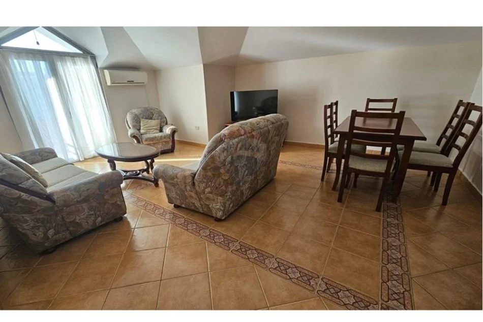 Tirane, jepet me qera apartament 2+1 , 400 € (Brryli)