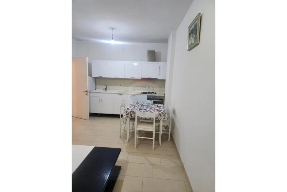 Tirane, jepet me qera apartament 1+1 , 400 € (Astir)