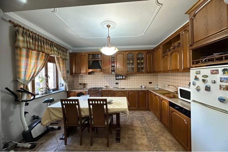 Tirane, jepet me qera apartament 2+1 , 500 € (Xhamllik)
