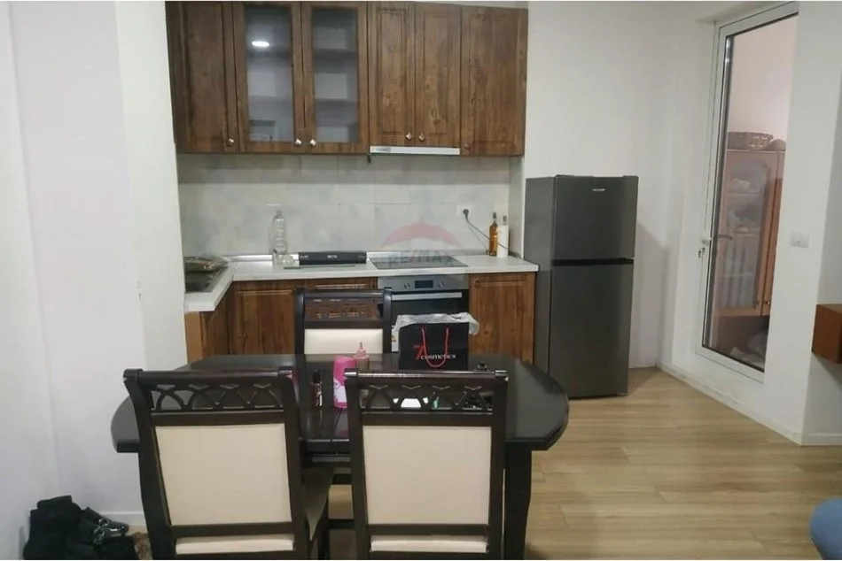 Tirane, jepet me qera apartament 1+1 , 450 € (Jordan Misja)