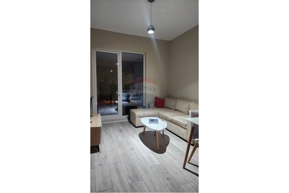 Tirane, jepet me qera apartament 1+1 , 500 € (Jordan Misja)