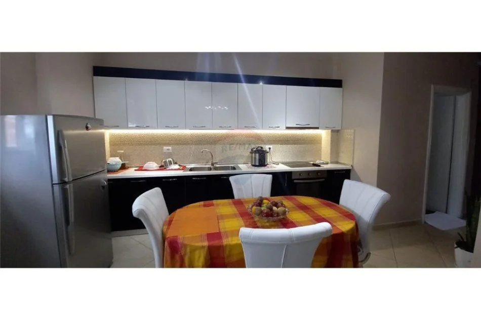 Tirane, jepet me qera apartament 1+1 , 500 € (Ali Demi)