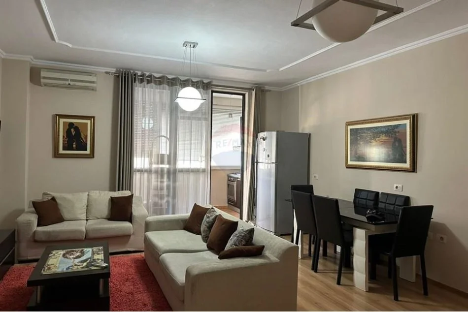 Tirane, jepet me qera apartament 2+1 , 600 € (Brryli)