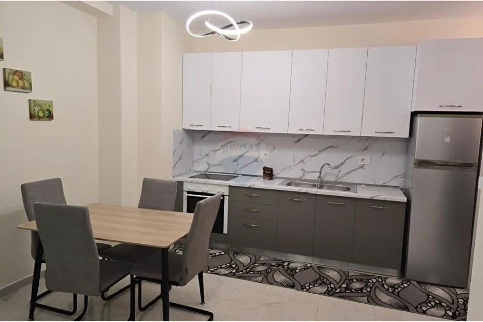 Tirane, jepet me qera apartament 1+1 , 66 m² 450 € (Spitali Amerikan 3)
