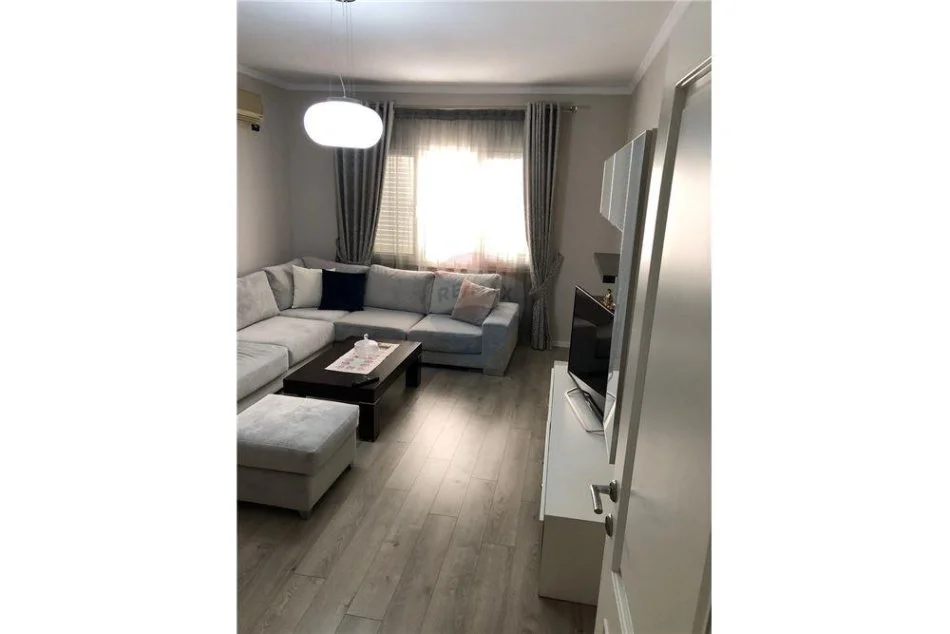 Tirane, jepet me qera apartament 2+1 , 650 € (Komuna e Parisit)