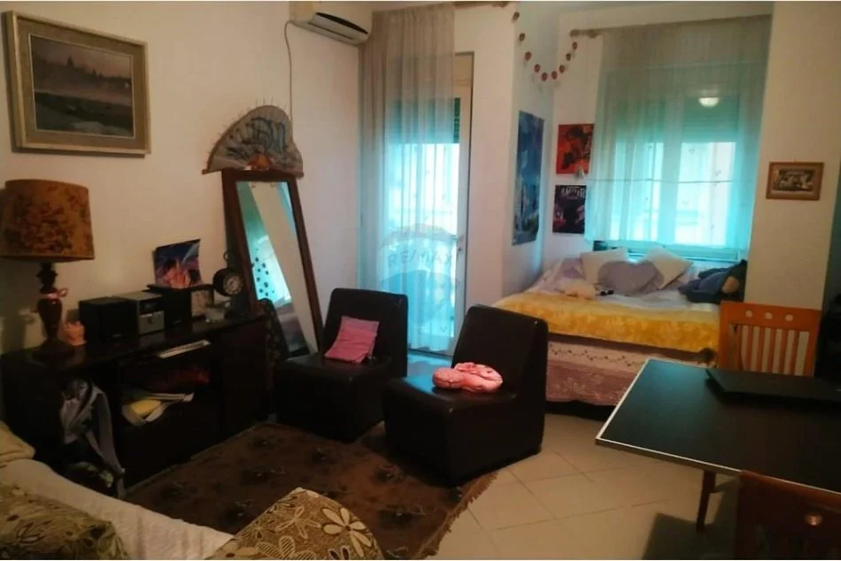Tirane, jepet me qera apartament , 350 € (Rruga e Durresit)