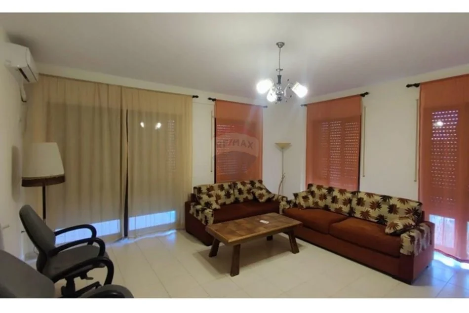 Tirane, jepet me qera apartament 2+1 , 550 € (Pazari i Ri)