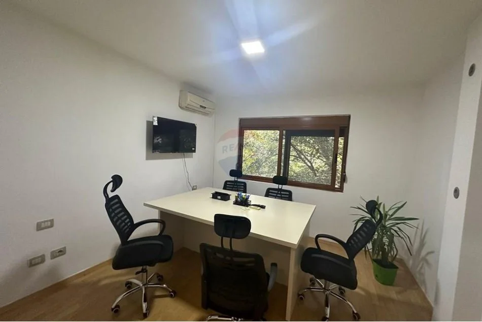 Tirane, jepet me qera zyre Kati 1, 69 m² 850 € (Qender)